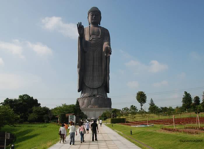 Ushiku Daibutsu, Ushiku, Ibaraki Photo Wikimedia Commons