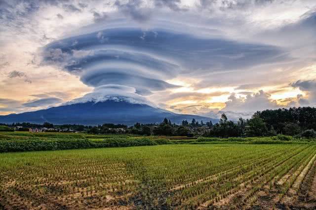 Monte Fuji e nuvens lenticulares