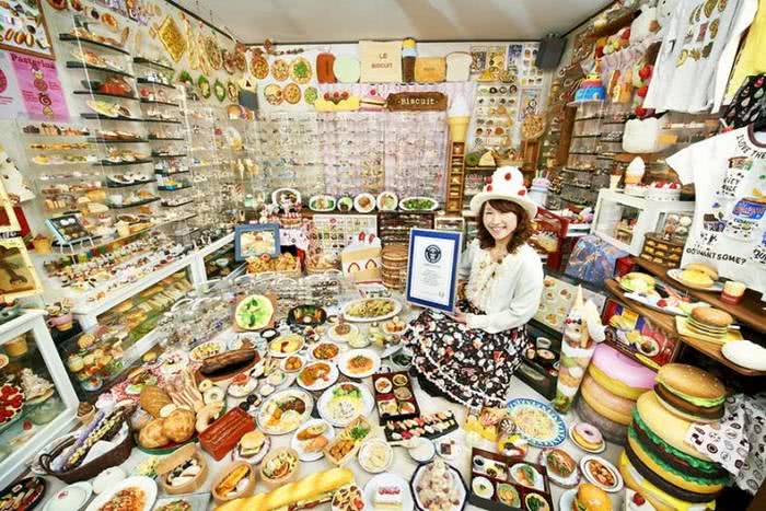 Mulher japonesa tem a maior coleção do mundo de alimentos de plástico