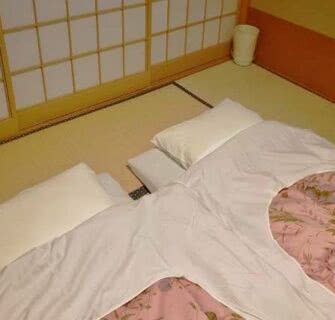 Por que os japoneses dormem no chão em futon