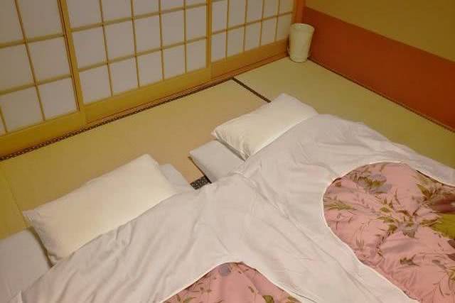 Por que os japoneses dormem no chão em futon
