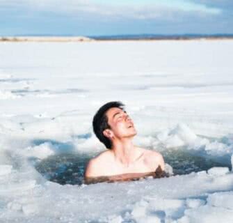 Em Hokkaido você tem oportunidade de entrar dentro de um rio congelado no inverno