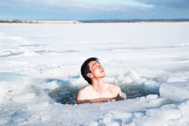 Em Hokkaido você tem oportunidade de entrar dentro de um rio congelado no inverno