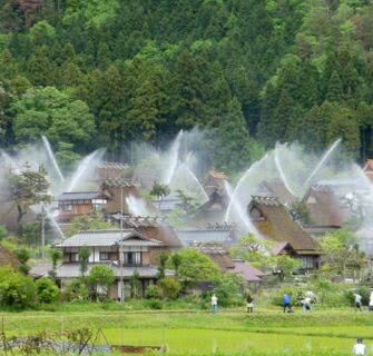 Engenhoso sistema anti-incêndio transforma esta aldeia japonesa em uma fonte de água