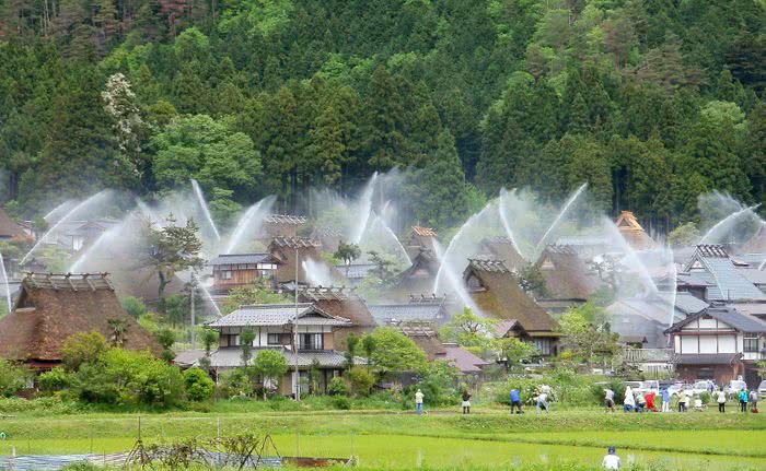 Engenhoso sistema anti-incêndio transforma esta aldeia japonesa em uma fonte de água