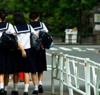 Escola japonesa recebe críticas por puxar as alças do sutiã das meninas para verificar a cor