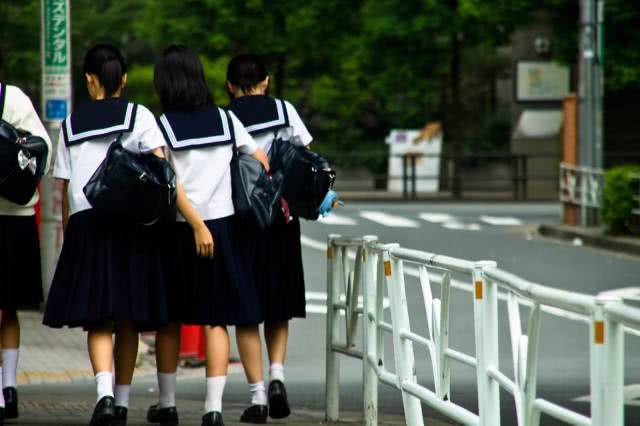 Escola japonesa recebe críticas por puxar as alças do sutiã das meninas para verificar a cor