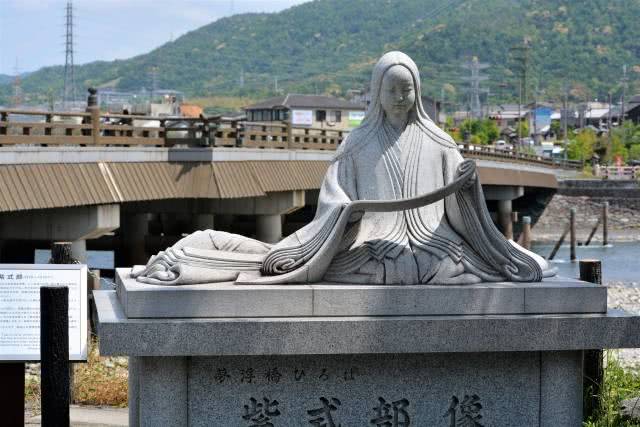 Estátua de Murasaki Shikibu, próxima à Ponte Uji, em Kyoto Imagem photo-ac.com