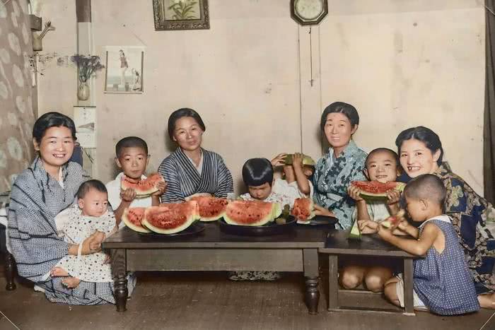 Photobook colorido mostra o cotidiano antes da bomba em Hiroshima 