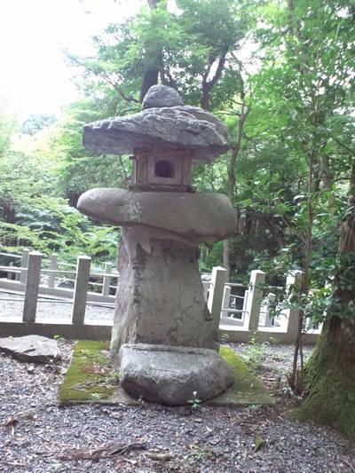 Atago-jinja_Ishitoro Nozura-doro (lanterna de pedra não polida) Wikimedia Commons