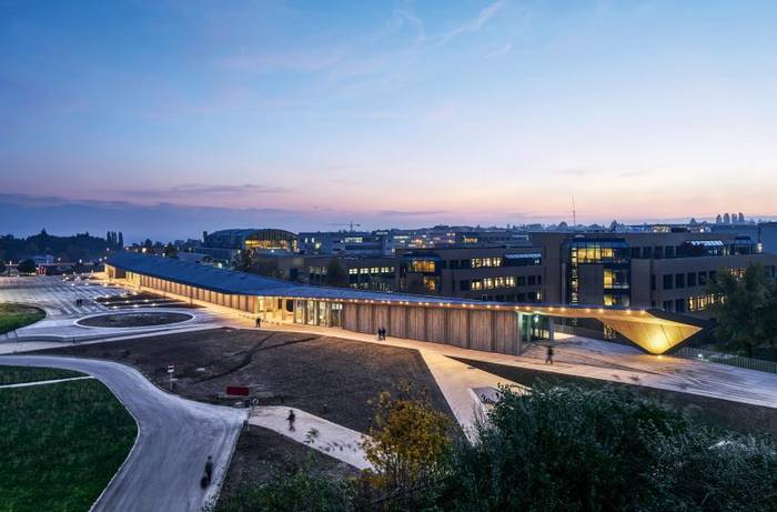 Kengo Kuma - Under One Roof EPFL Artlab, Switzerland Imagem de Michel Denancé