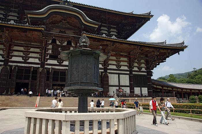 Kondo-doro (lanterna de bronze dourado) em Todai-ji, Nara (Wikimedia Commons)