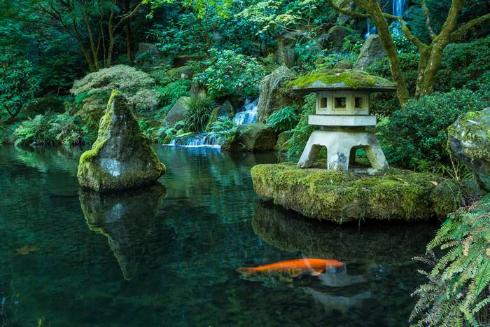 Lanterna de pedra em jardim japonês (Depositphotos)