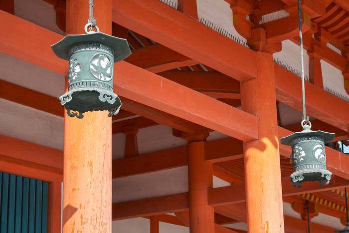 Lanternas de cobre penduradas no Santuário Heian Jingu em Kyoto (Depositphotos)