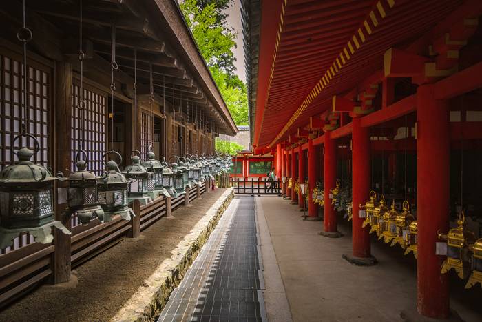 Lanternas de metal penduradas em Kasuga Taisha, em Nara (Depositphotos)