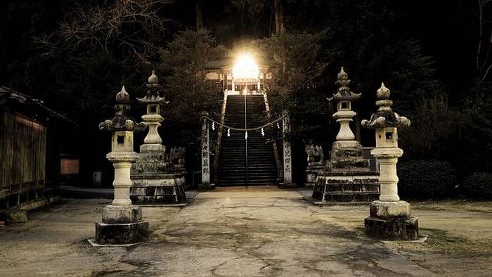 Lanternas de pedra em santuário japonês (Pixabay)