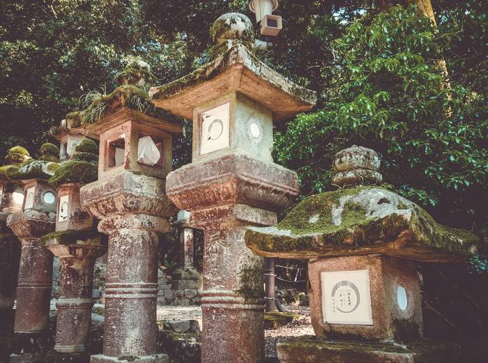 Lanternas japonesas em templos e santuários