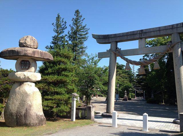 lanternas de pedra não polida em santuário no Japão