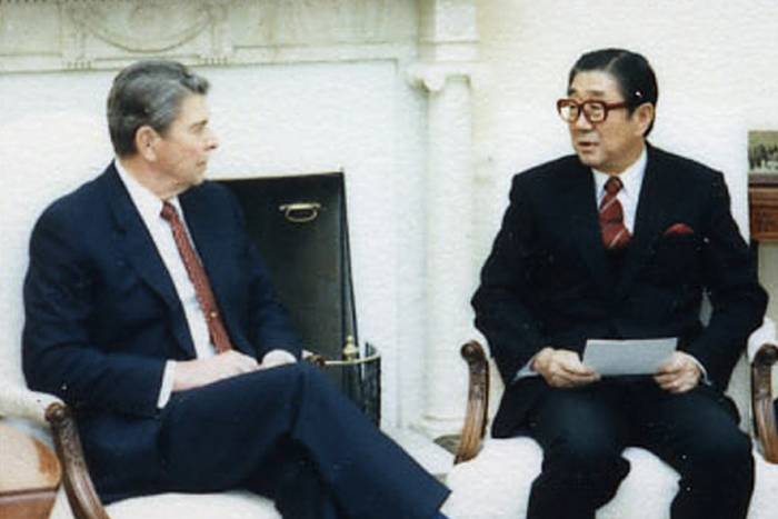 Encontro de Shintaro Abe com Ronald Reagan em 1987 (Wikimedia Commons)