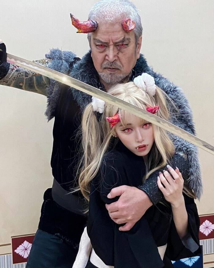 Pai e filha se divertem fazendo cosplay juntos