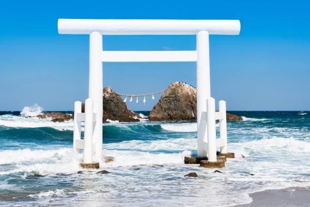 Portão torii branco e Meotoiwa em Itoshima e Sakurai Futamigaura