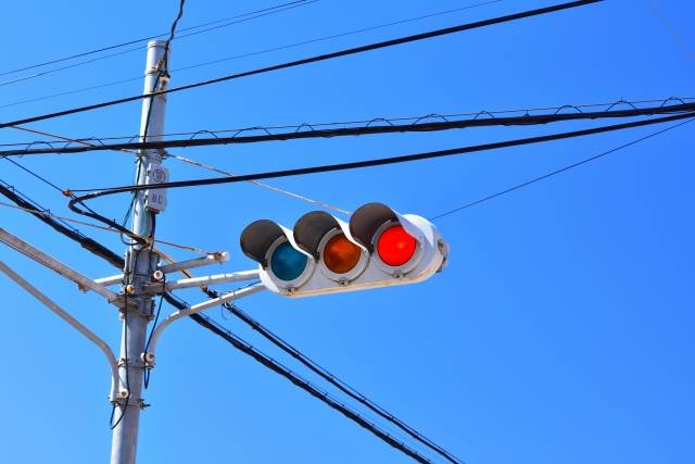 Por que alguns semáforos no Japão têm a cor azul e não verde 