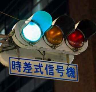 Por que os semáforos no Japão têm a cor azul e não verde