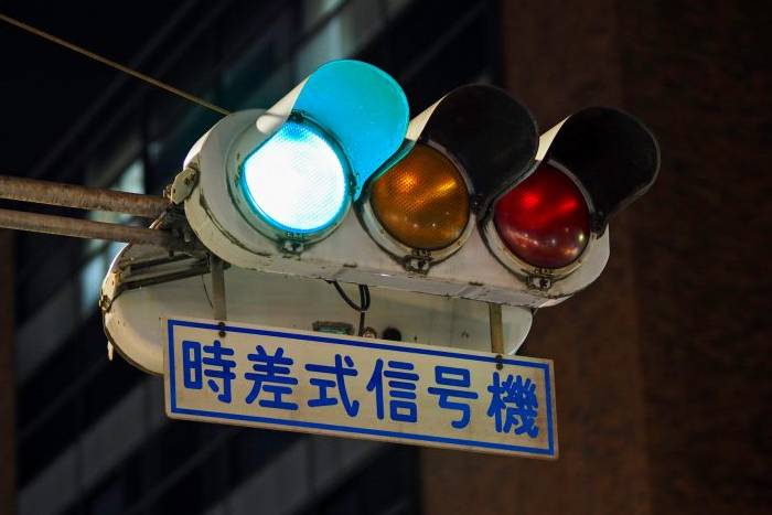 Por que os semáforos no Japão têm a cor azul e não verde