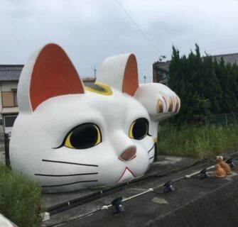 Um Maneki Neko gigante vigia esta cidade japonesa