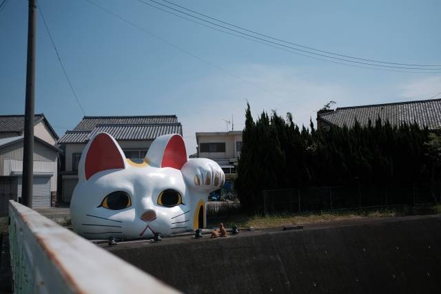 Um Maneki Neko gigante vigia esta cidade japonesa