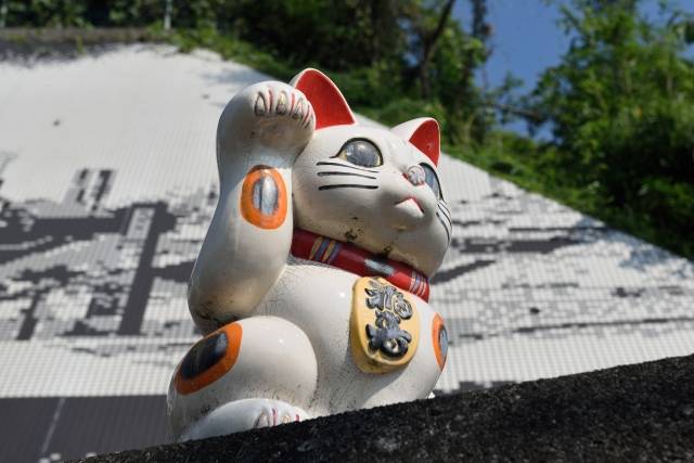 Um Maneki Neko gigante vigia esta cidade japonesa