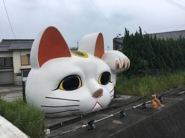 Um Maneki Neko gigante vigia esta cidade japonesa