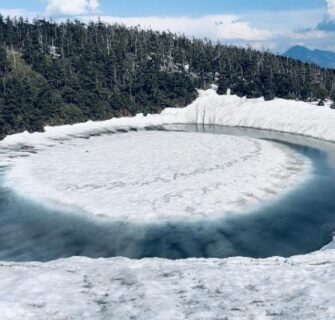 Um fenômeno misterioso no lago Kagami Numa, no Japão
