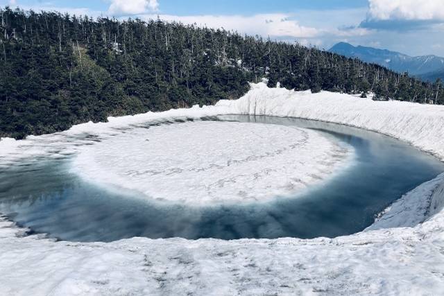 Um fenômeno misterioso no lago Kagami Numa, no Japão 
