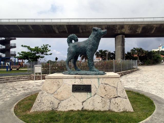 Estátua de Shiro em Aka Island 