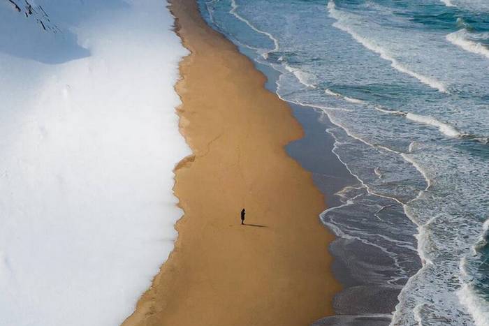 Um lugar incrível onde neve, areia e mar se encontram tornou-se viral no Japão