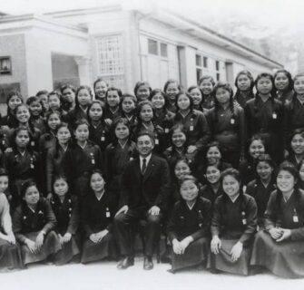 Alunas da Escola Normal Feminina de Okinawa com seu diretor, Sadao Noda. (Museu da Paz Himeyuri)