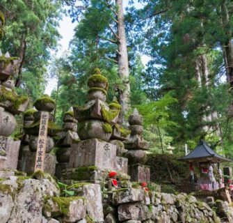 Cemitério Okunoin, o maior cemitério do Japão com 200.000 monges enterrados