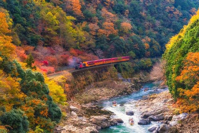 Sagano scenic railway, uma rota cênica de trem em Kyoto