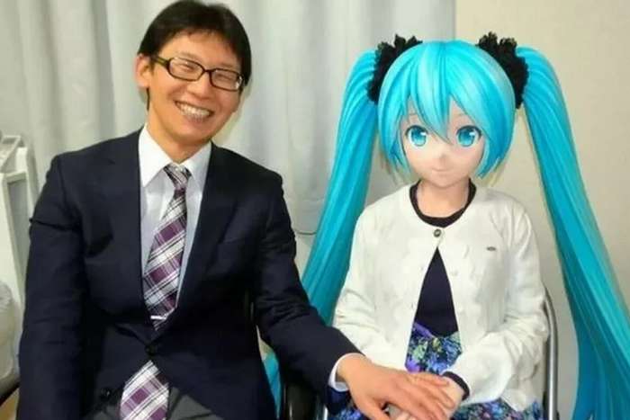 Akihiko Kondo se casou com um holograma da Hatsune Miku.em 2018