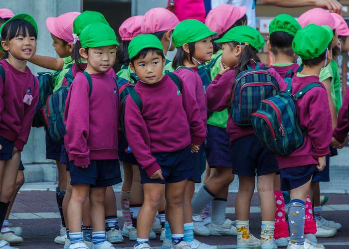 Crianças japonesas indo para escola