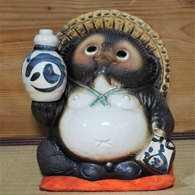 Estátua de Tanuki. Conheça seu simbolismo na cultura japonesa