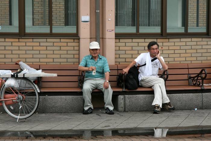 Idosos sem-teto no Tennoji Park, Osaka City, Japão 