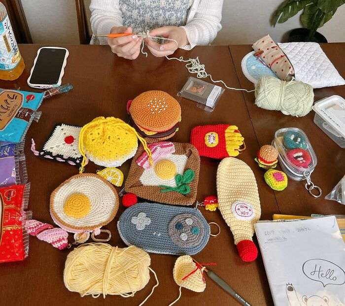 Artista japonesa transforma comidas em criativas peças em crochê 