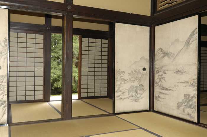 Portas fusuma e shoji dividindo o mesmo ambiente 