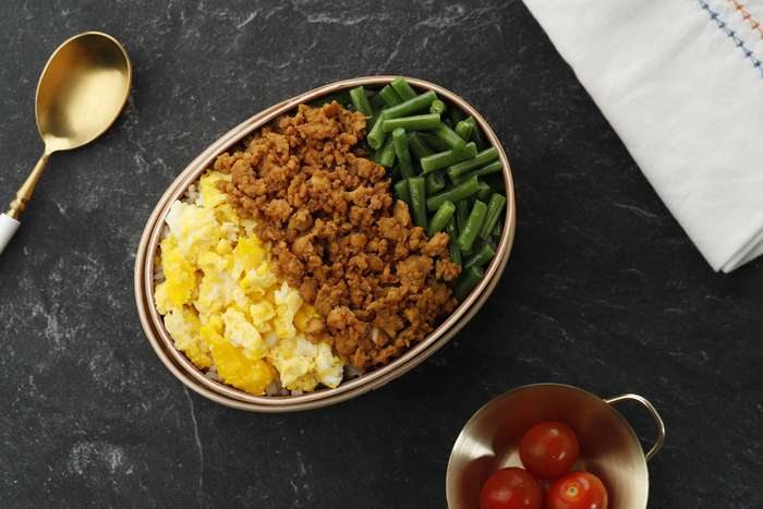 Receita de Soboro don / sanshoku don