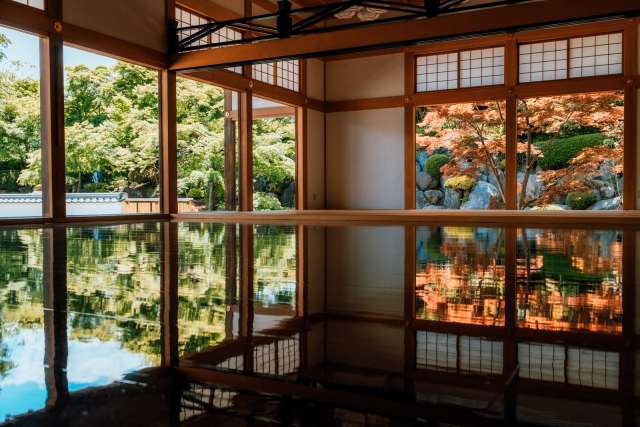 Templo Hotokuji um refúgio Zen entre cores e reflexos 