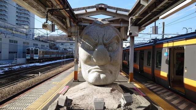 Tengu de pedra na Estação Takao, em Tóquio