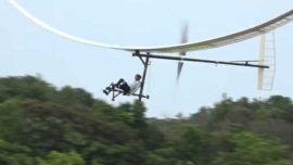 A engenhosa bicicleta voadora movida por pedais criada por estudantes japoneses