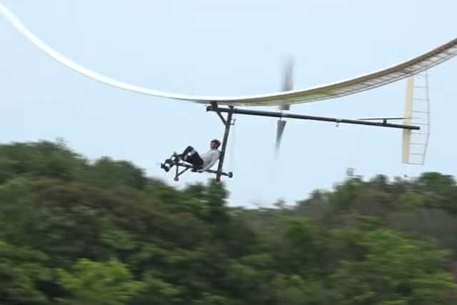 A engenhosa bicicleta voadora movida por pedais criada por estudantes japoneses
